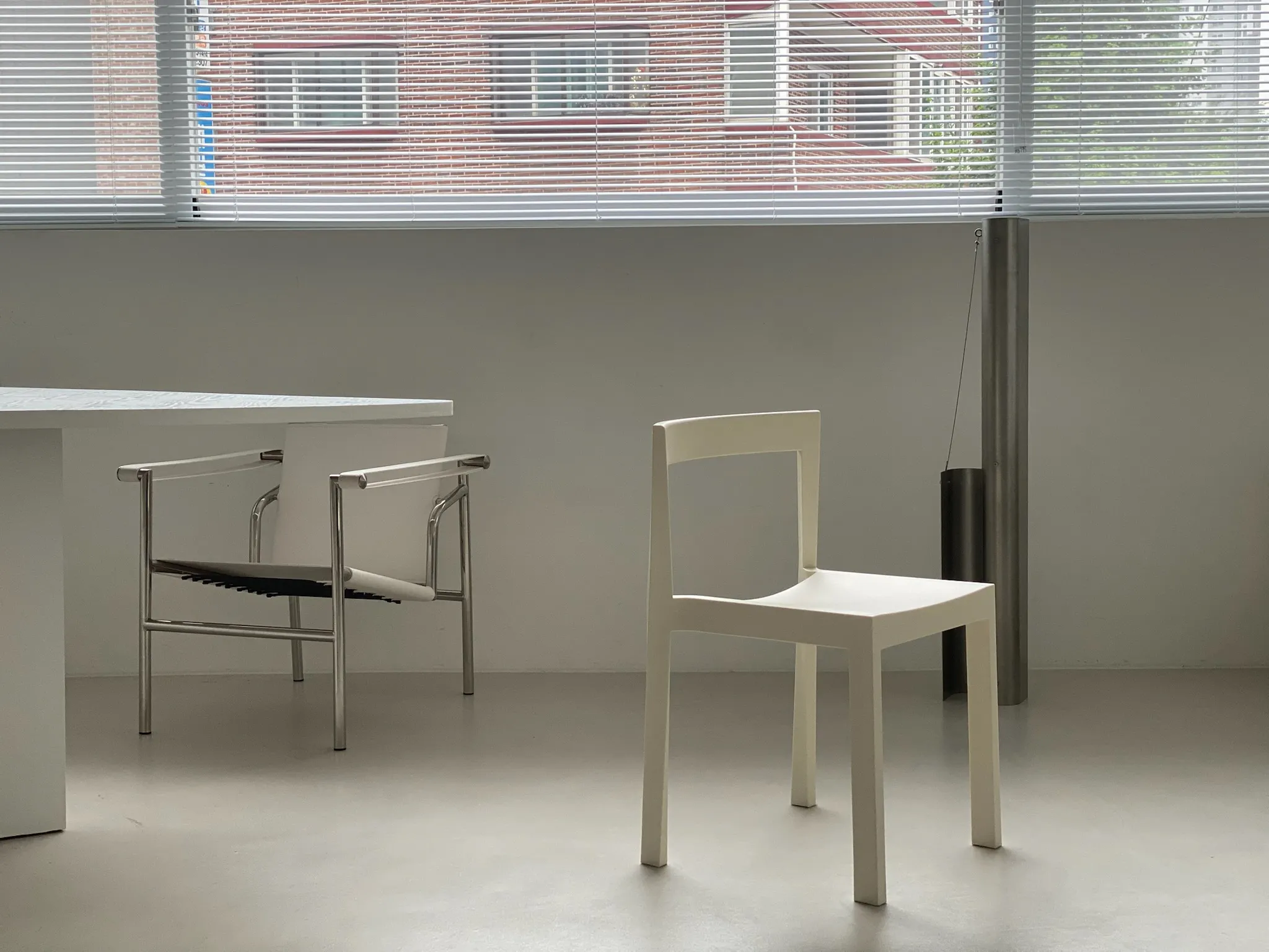 스튜디오 모프 자연광이 만드는 기하학적 그림자 패턴