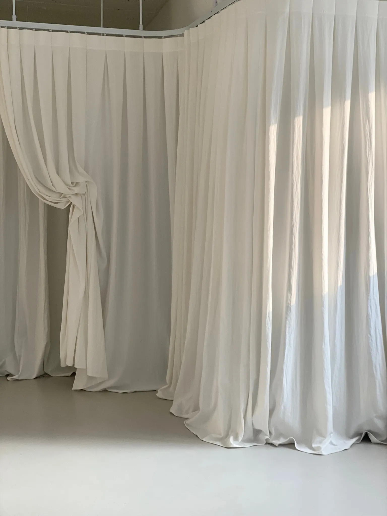 스튜디오 모프 이른 오후 고요한 자연광